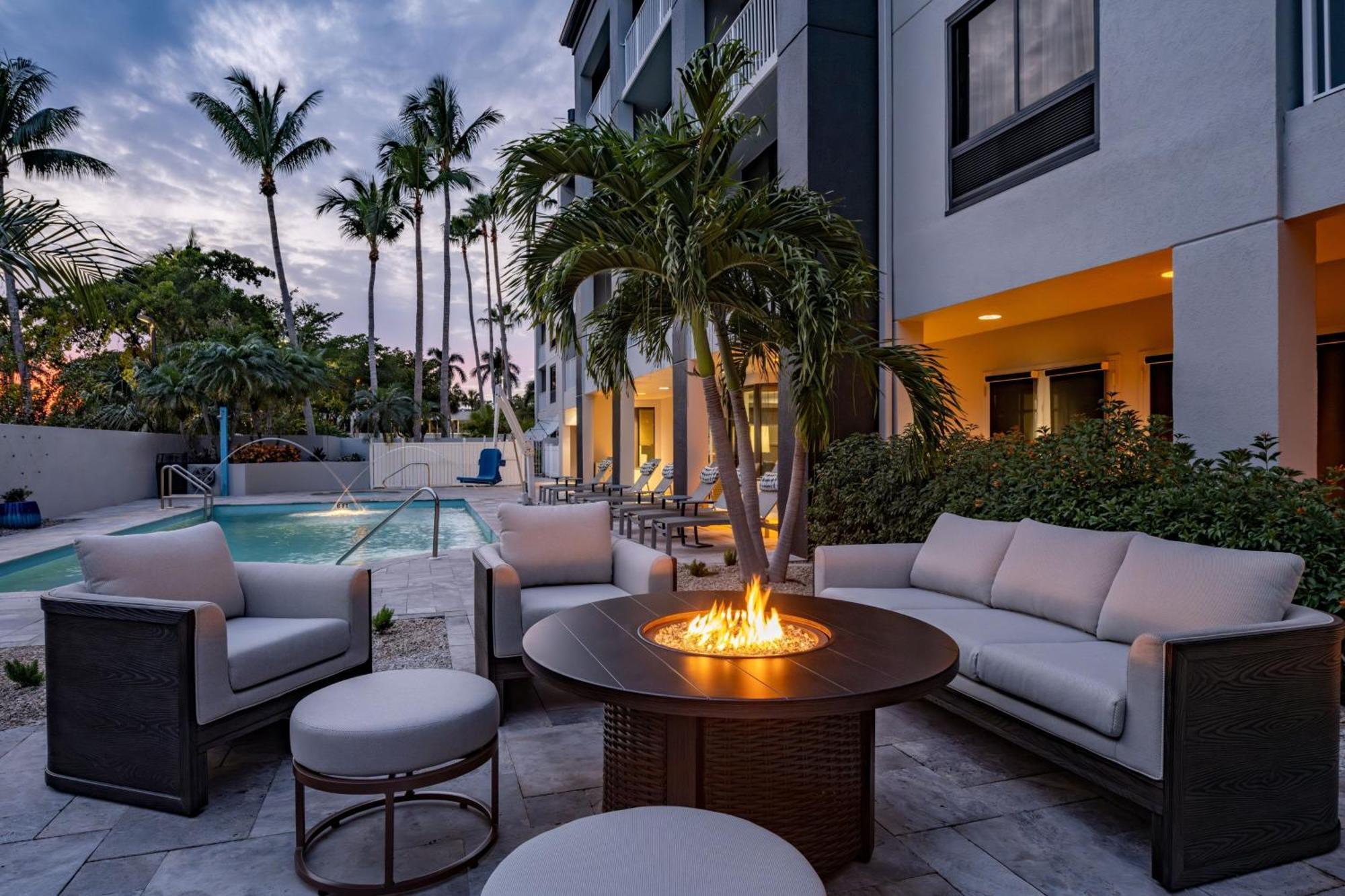 Courtyard By Marriott - Naples Ξενοδοχείο Εξωτερικό φωτογραφία